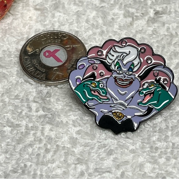 🧙‍♀️💀🪦Disney Evil Villian/Ursula lapel pin -enamel NWOT - Picture 3 of 5